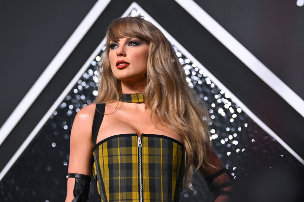 MTV VMAs 2024 Taylor Swift Wins First Award Of Night For 'Fortnight