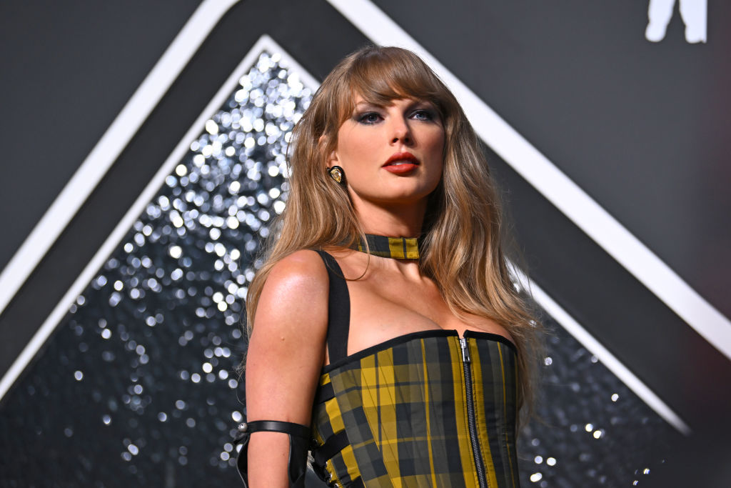 Watch Taylor Swift Dance To Karol G's Performance At MTV VMAs