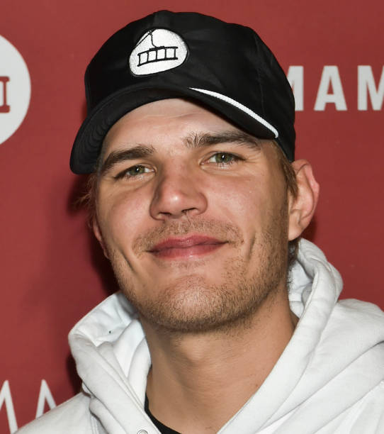 Paris Hilton's Ex-Fiancé Chris Zylka Turns Himself In After Brawling ...