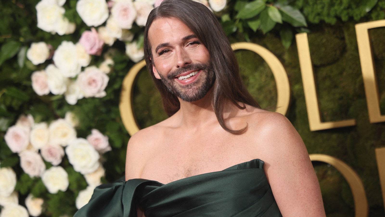 jonathan van ness golden globes dress Jonathan Van Ness, 37, turned heads at the Golden Globes with his bold, off- the-shoulder emerald gown. Fans couldn't stop raving about his confidence and killer style, calling him an icon for