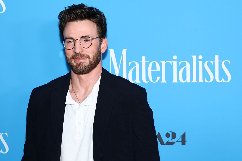 Chris Evans Reveals Why He and Alba Baptista Are βLaying