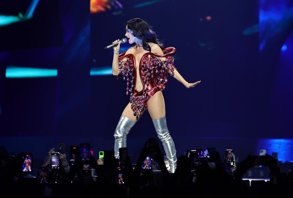 Katy Perry Grabbed by Fan