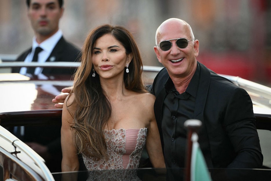 Jeff Bezos, Lauren Sánchez Seek $190K in Legal Fees from