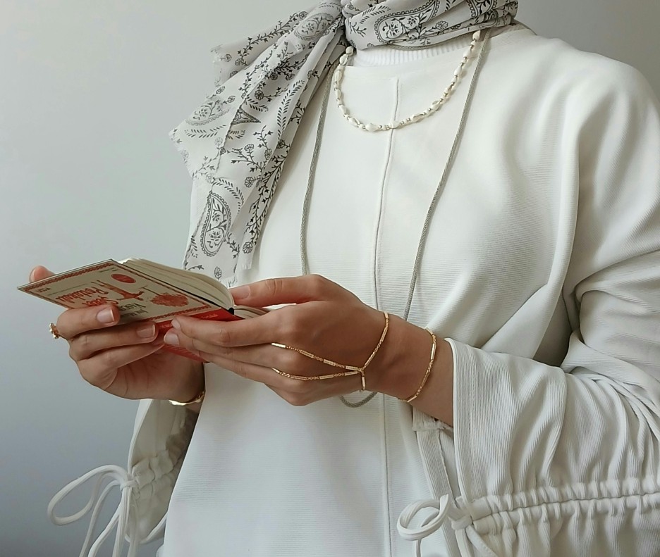 Influencer Eli Moulton’s Neck Scarf Mishap Ends in Near-Death Experience