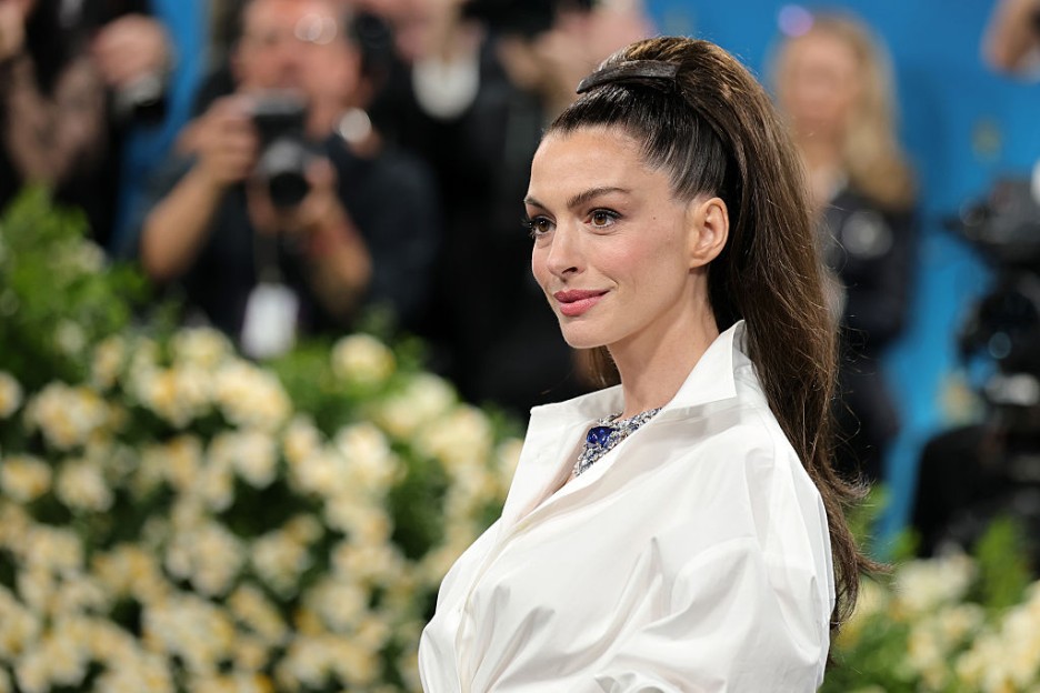 Anne Hathaway Laughs Off Tumble While Filming ‘The Devil Wears