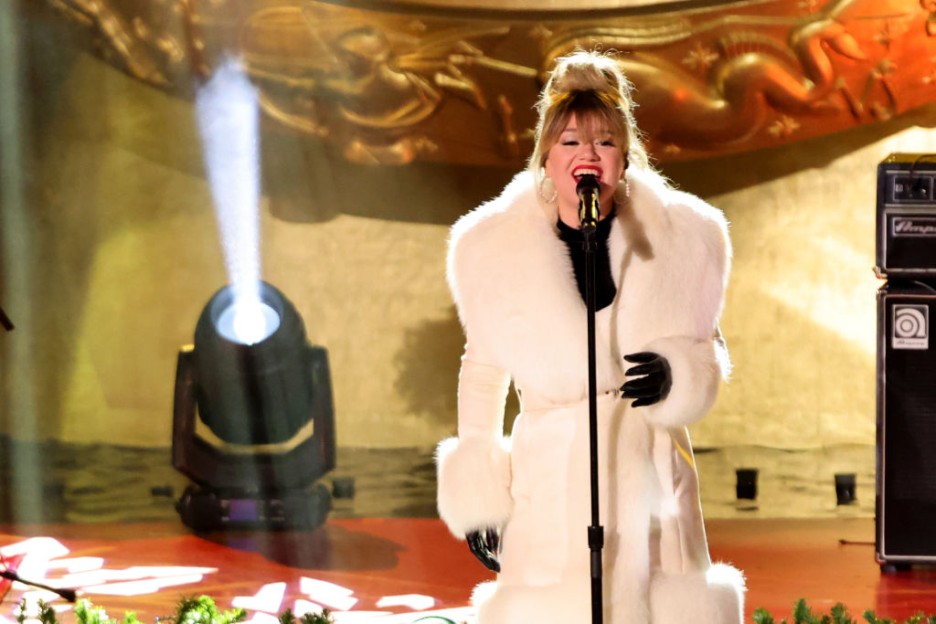 Kelly Clarkson Shares Emotional Moment With Lionel Richie Before His