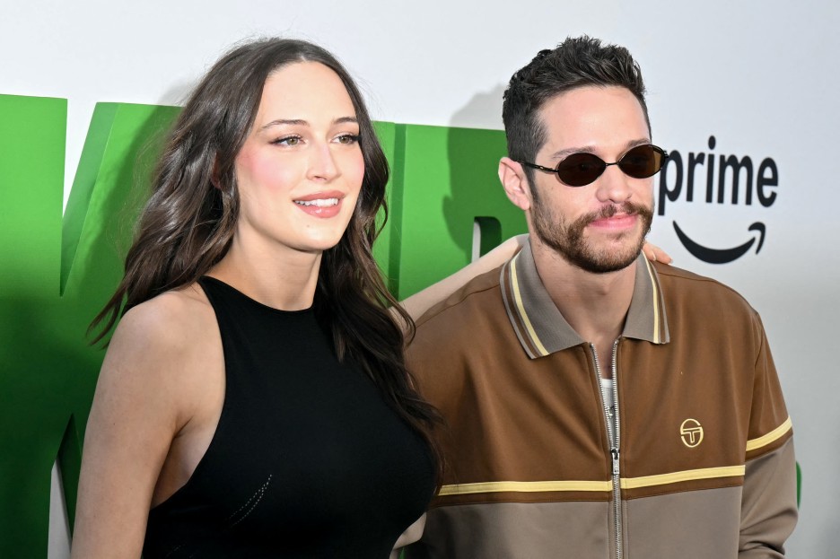 US actor Pete Davidson (R) and girlfriend Elsie Hewitt