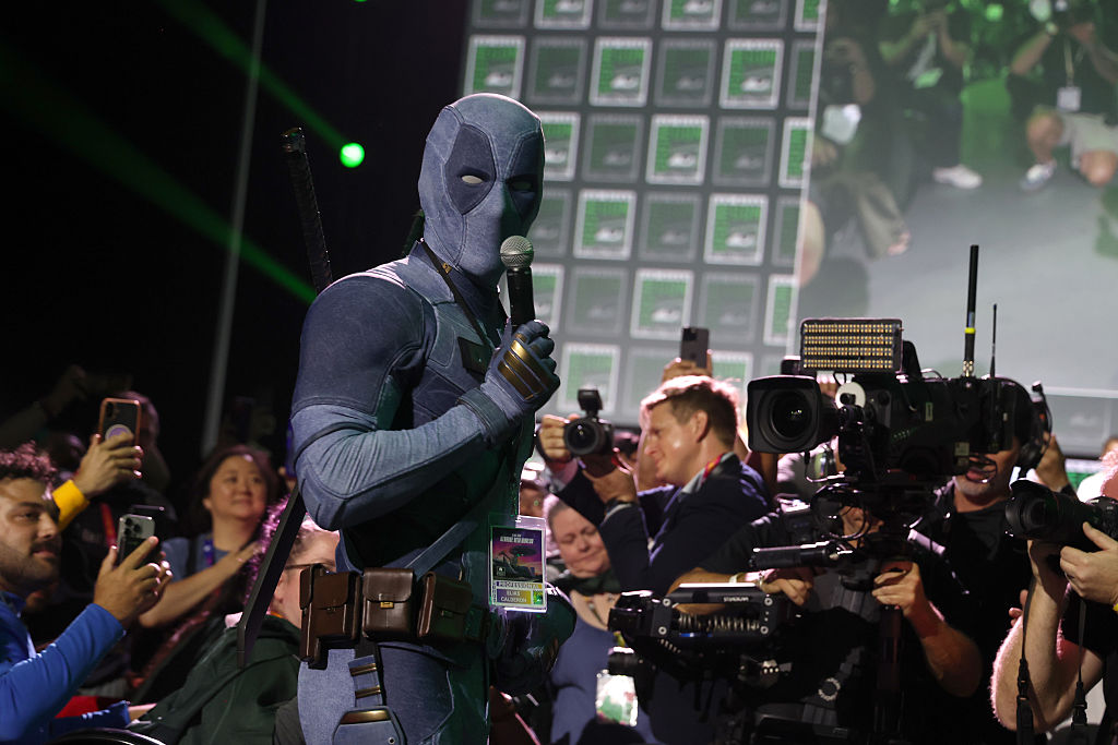 Ryan Reynolds Surprised Comic-Con Fans in a Deadpool Costume